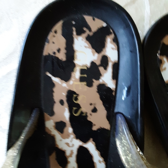 Guess ♠️ flip flops - Picture 6 of 7